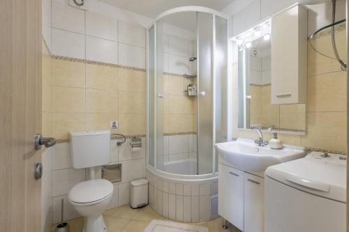 W łazience znajduje się toaleta, prysznic i umywalka. w obiekcie Apartments with WiFi Split - 14921 w Splicie