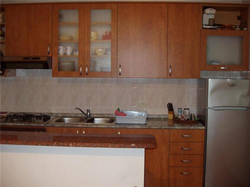 uma cozinha com um lavatório e um frigorífico em Apartments with a parking space Mali Losinj (Losinj) - 14944 em Mali Lošinj