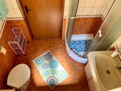 mit Blick auf ein Bad mit WC und Badewanne in der Unterkunft Apartments and rooms by the sea Opatija - 14937 in Opatija