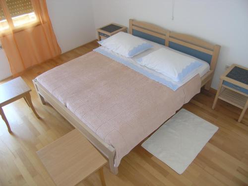 duże łóżko w pokoju z drewnianą podłogą w obiekcie Apartments with a parking space Smokvica Krmpotska, Novi Vinodolski - 14995 w mieście Klenovica