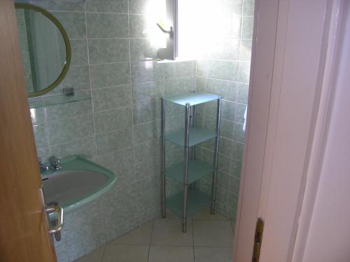 y baño con lavabo y espejo. en Apartments with a parking space Smokvica Krmpotska, Novi Vinodolski - 14995, en Klenovica