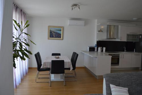 Apartments with parking space Podstrana, Split - 15001