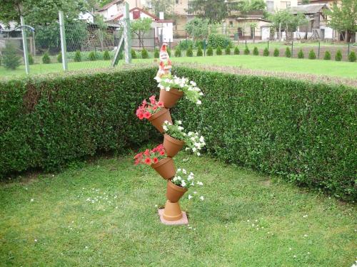 una planta en una maceta de flores en la hierba en Family Room Knezevi Vinogradi 15024a, en Kneževi Vinogradi