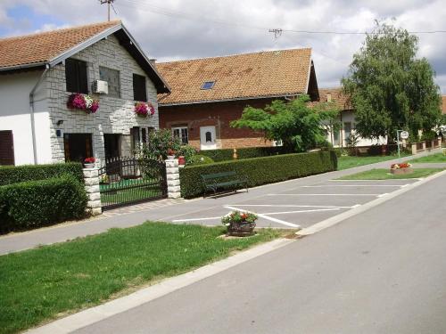 - un parking avec un banc et une maison dans l'établissement Rooms with a parking space Knezevi Vinogradi, Baranja - 15024, à Kneževi Vinogradi