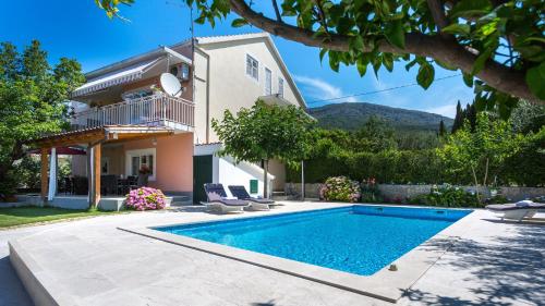 Fotografia z galérie ubytovania Family friendly apartments with a swimming pool Podstrana, Split - 15040 v destinácii Podstrana