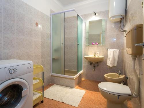 Et badeværelse på Family friendly apartments with a swimming pool Podstrana, Split - 15040