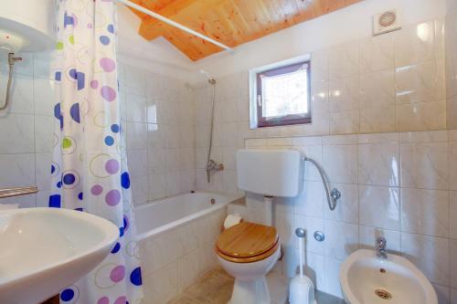 Ένα μπάνιο στο Apartments with a parking space Mali Losinj (Losinj) - 15050