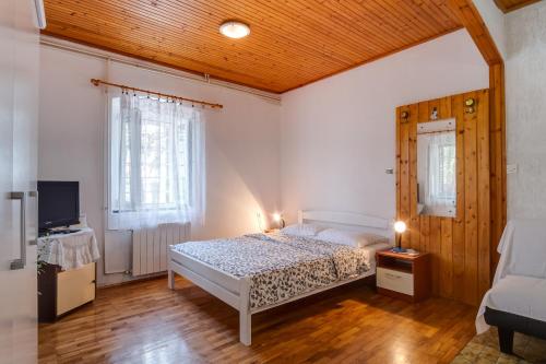 Apartments with a parking space Mali Losinj (Losinj) - 15050