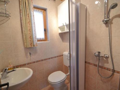 y baño con aseo, lavabo y ducha. en Holiday house with a parking space Crni Lug, Gorski kotar - 15058 en Crni Lug