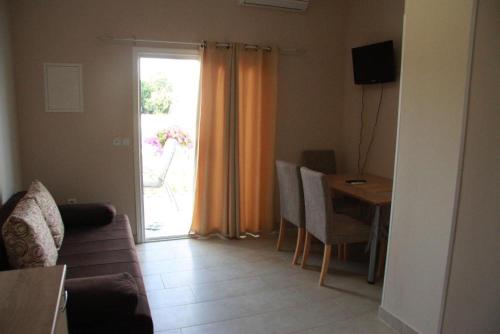 uma sala de estar com um sofá, uma mesa e uma janela em Apartment Zaton 15000c em Zaton