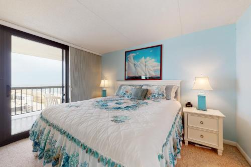 um quarto com uma cama grande e uma janela em Sea Watch 1707 em Ocean City