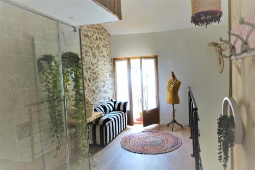 sala de estar con sofá y puerta de cristal en Maison avec Suite Justice Argeles sur Mer, en Argelès-sur-Mer