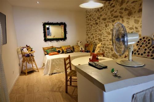 - une chambre avec un lit et une table avec un ventilateur dans l'établissement Maison avec Suite Justice Argeles sur Mer, à Argelès-sur-Mer