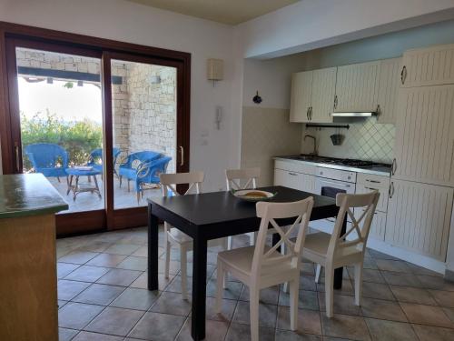 uma cozinha com mesa e cadeiras e uma sala de jantar em Villa Eos em Gaios