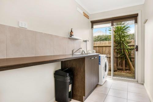 una cocina con fregadero y lavavajillas en Casa Nostra, en Surf Beach