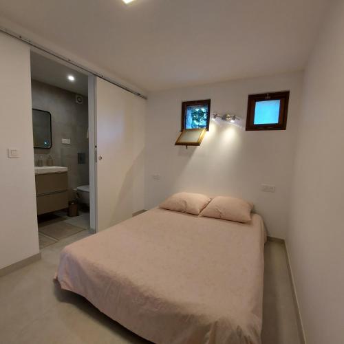 - une chambre avec un lit et une salle de bains dans l'établissement Appartement cosy vue mer, à Magagnosc