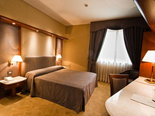 une chambre d'hôtel avec un lit et une fenêtre dans l'établissement L'Isola Di Aurora, à Martirano