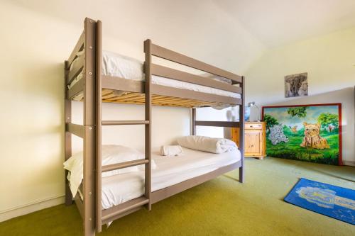a bedroom with bunk beds in a room at Le Gite du Chevreuil, 200 Mètres de BEAUVAL in Saint-Aignan