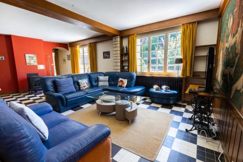 a living room with blue couches and a tv at Le Gite du Chevreuil, 200 Mètres de BEAUVAL in Saint-Aignan