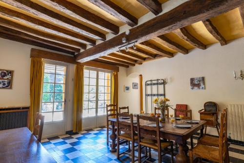 a dining room with a table and chairs at Le Gite du Chevreuil, 200 Mètres de BEAUVAL in Saint-Aignan