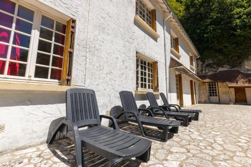 a row of chairs sitting outside of a building at Le Gite du Chevreuil, 200 Mètres de BEAUVAL in Saint-Aignan