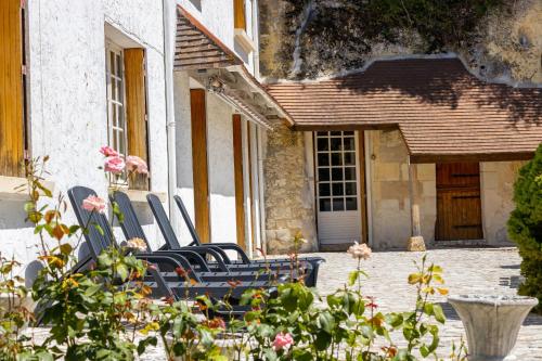 a group of chairs sitting outside of a building at Le Gite du Chevreuil, 200 Mètres de BEAUVAL in Saint-Aignan
