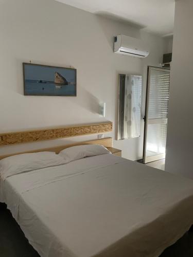 una camera con letto e TV a parete di B&B Silvana a Ugento
