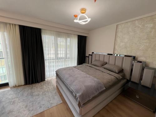 1 dormitorio con cama y ventana grande en Family luxury Apartment 2 BEDROOM +SALOON en Estambul