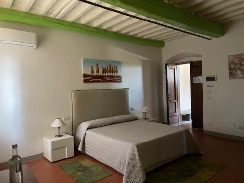 a bedroom with a large bed in a room at La Fattoria di Rendola in Montevarchi