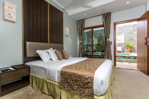 Habitación de hotel con cama grande y ventana en Kaani Village & Spa, en Maafushi