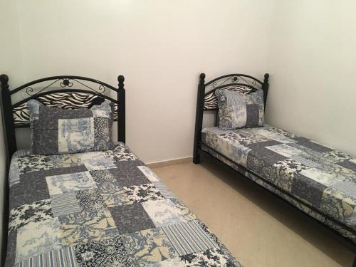 two beds sitting next to each other in a bedroom at Apartment Monte Cristo in Casablanca