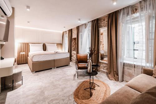 希貝尼克的住宿－Šibenik Palace，酒店客房,配有床和沙发