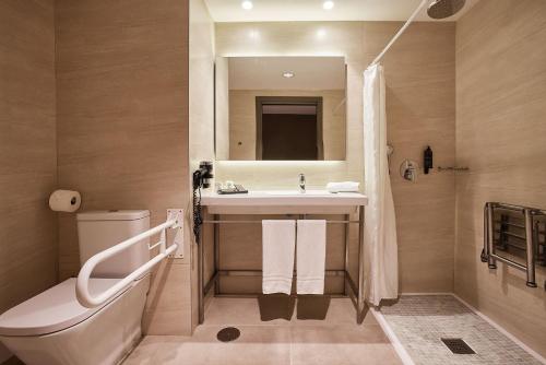 La salle de bains est pourvue d'un lavabo, de toilettes et d'un miroir. dans l'établissement Hotel Bristol 4 Sup, à Benidorm