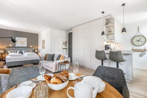 NEU! Exklusives Apartment Turmkoje im Herzen Westerlands في فيسترلاند: غرفة معيشة مع طاولة وكراسي