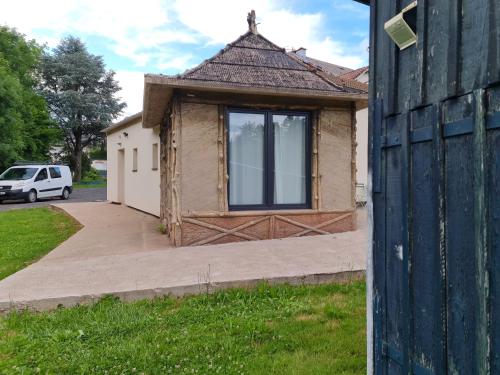 Casa pequeña con ventana grande en la entrada en Cabane des molieres, en Saint-Dié-des-Vosges