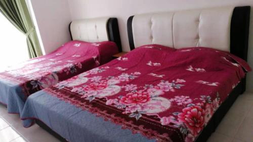 a bed with a pink blanket on top of it at SA @ Cameron Emerald Avenue in Brinchang