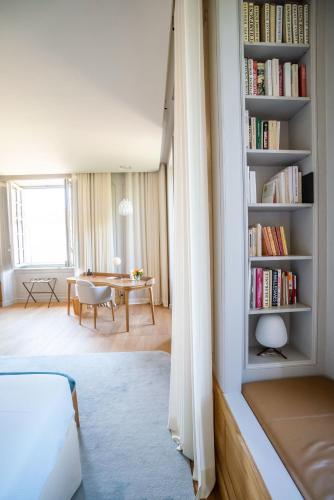 une chambre avec une étagère remplie de livres dans l'établissement Château de Ferrand, à Saint-Émilion
