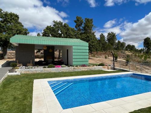 uma villa com uma piscina e uma casa em Casa dos Bernardos em Trancoso