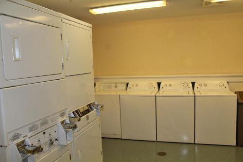 um quarto com máquinas de lavar e secar roupa brancas em Candlewood Suites Syracuse-Airport, an IHG Hotel em North Syracuse