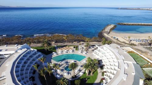 een luchtzicht op het resort en de oceaan bij Iberostar Selection Lanzarote Park in Playa Blanca