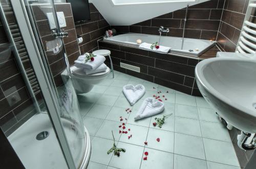 a bathroom with hearts and flowers on the floor at Egestorfer Hof in Egestorf