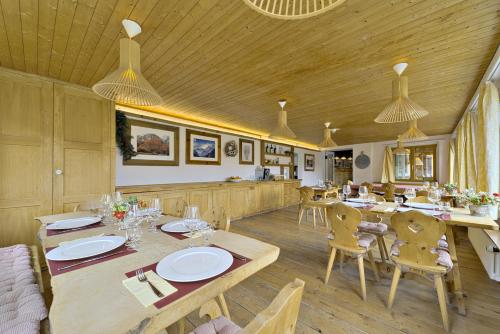 a dining room with a table and chairs at Chalet Speciale - Celerina in Celerina