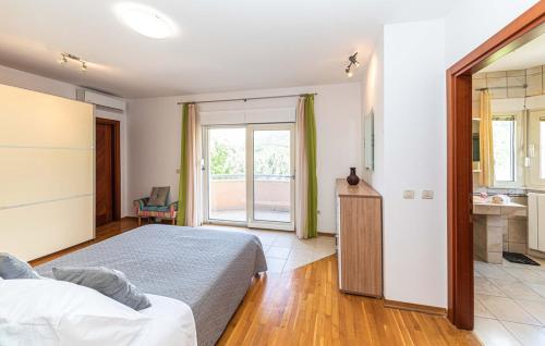 Habitación de hotel con cama y baño en Luksuzna villa sa privatnim unutarnjim bazenom Villa Garden en Podstrana