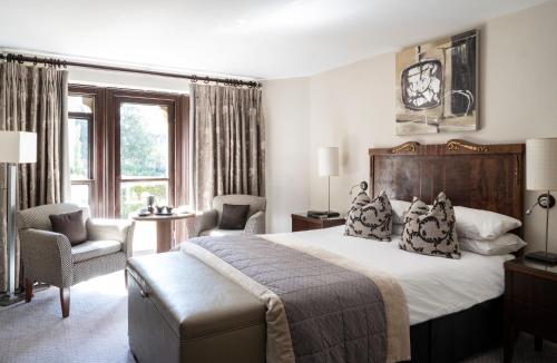 Postel nebo postele na pokoji v ubytování Ettington Park Hotel, Stratford-upon-Avon