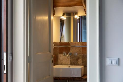 a bathroom with a sink and a bath tub at La Cantina Villa di campagna in Acireale