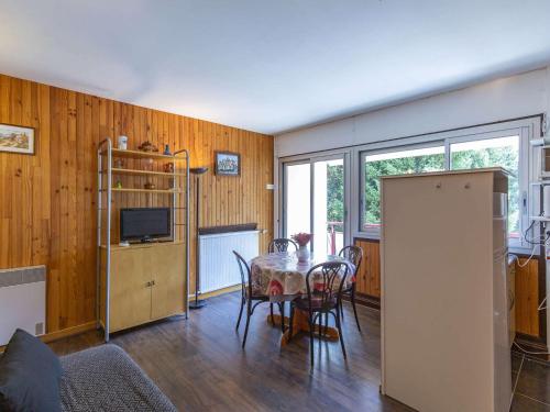 un salon avec une table et une télévision dans l'établissement Appartement T2 lumineux, proche pistes, 6 pers, résidence avec ascenseur - FR-1-400-75, à Gourette