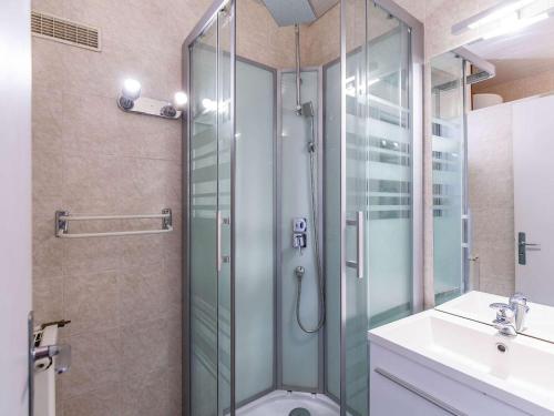 a bathroom with a shower and a toilet and a sink at Appartement T2 lumineux, proche pistes, 6 pers, résidence avec ascenseur - FR-1-400-75 in Gourette