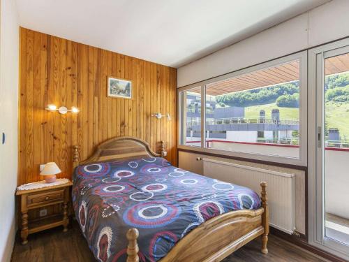 a bedroom with a bed and a large window at Appartement T2 lumineux, proche pistes, 6 pers, résidence avec ascenseur - FR-1-400-75 in Gourette