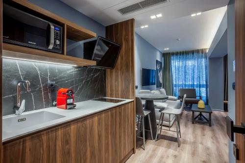 een keuken met een spoelbak en een aanrechtblad bij Violin Glam Apartments by BiNoBi! in Thessaloniki