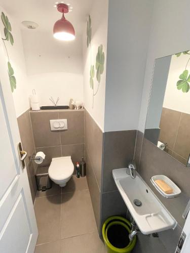 une petite salle de bain avec toilettes et lavabo dans l'établissement Grand 3 pièces avec terrasse vue mer tout confort, à Beausoleil